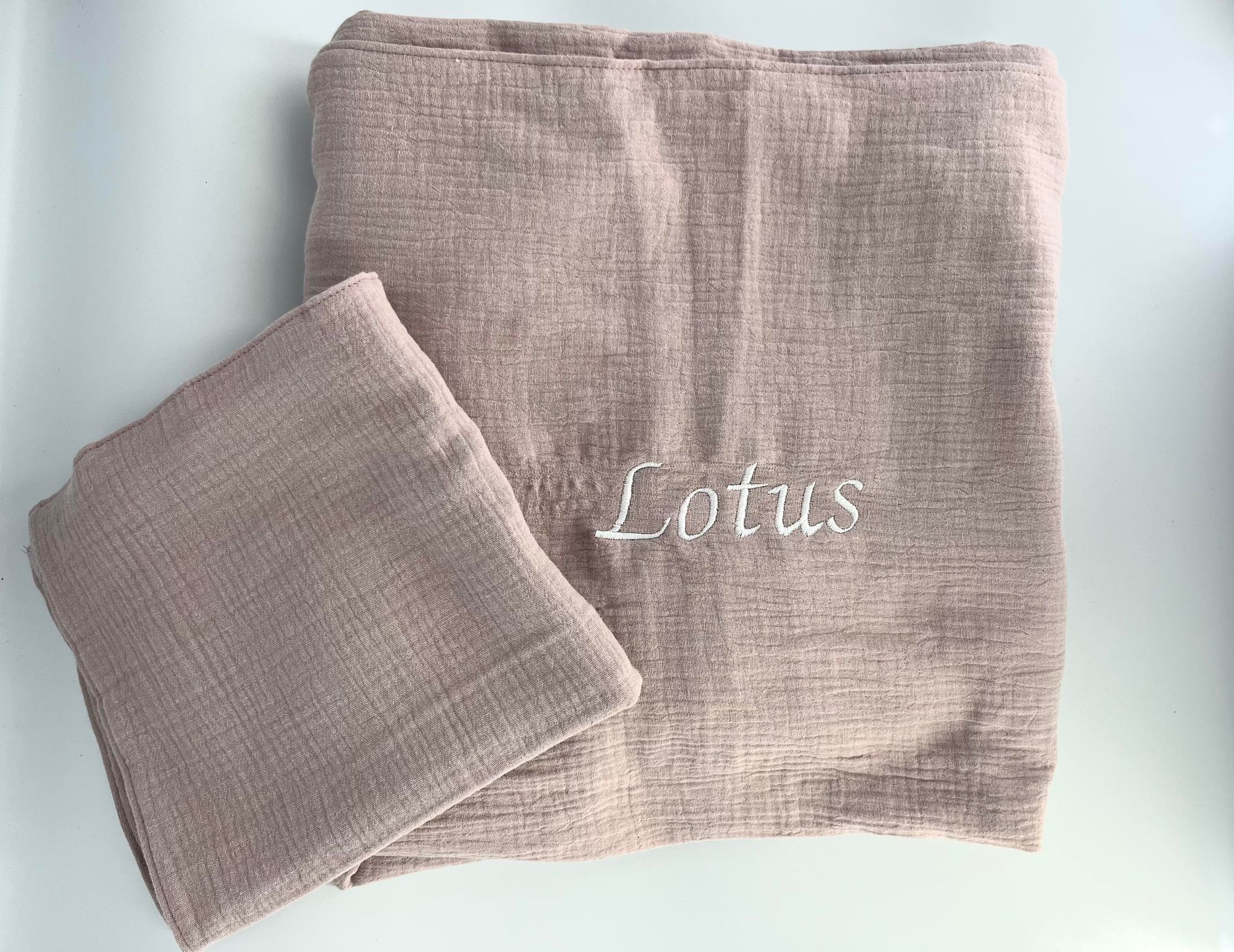 Sengetøj med broderet navn