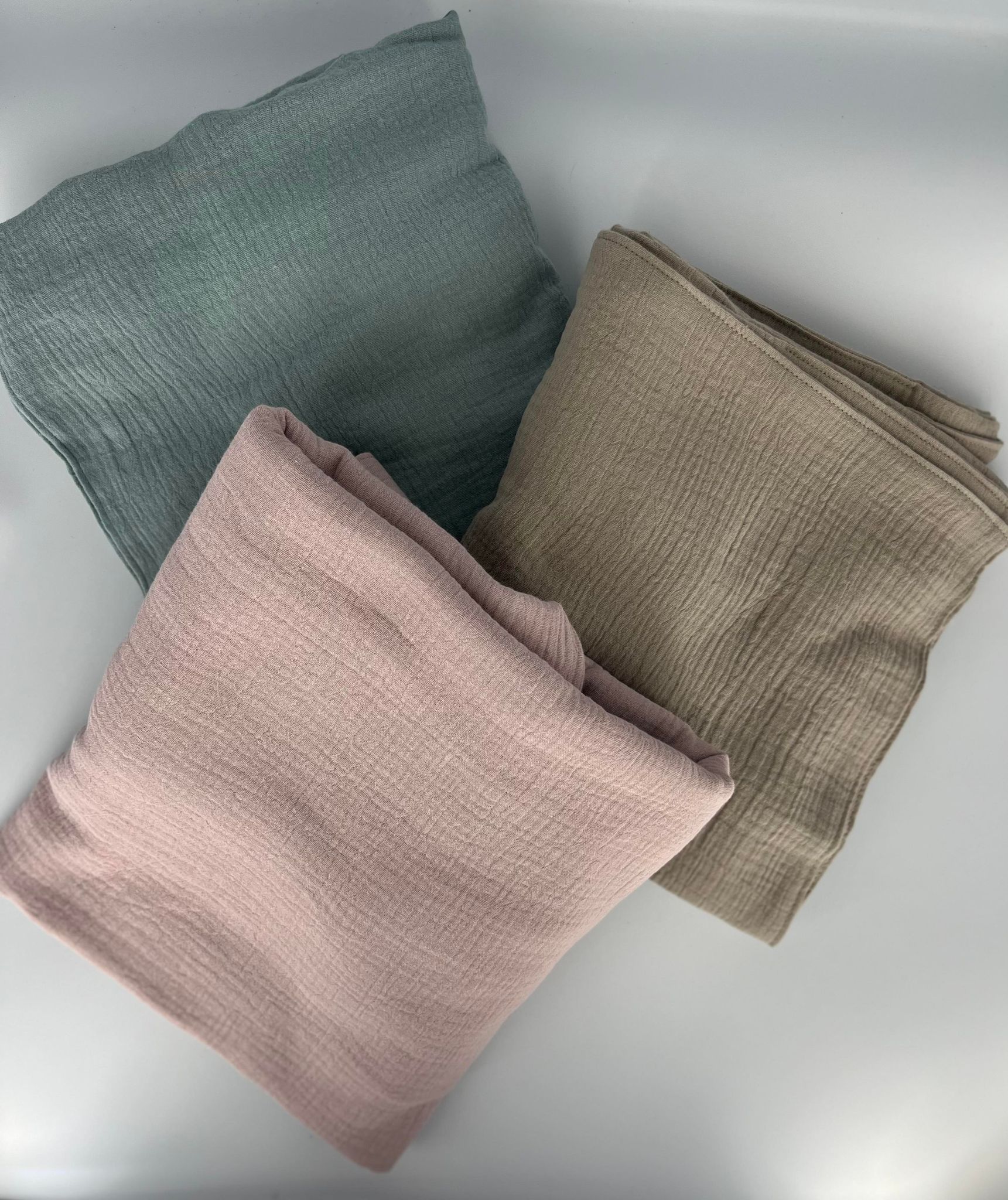 Sengetøj med broderet bogstav