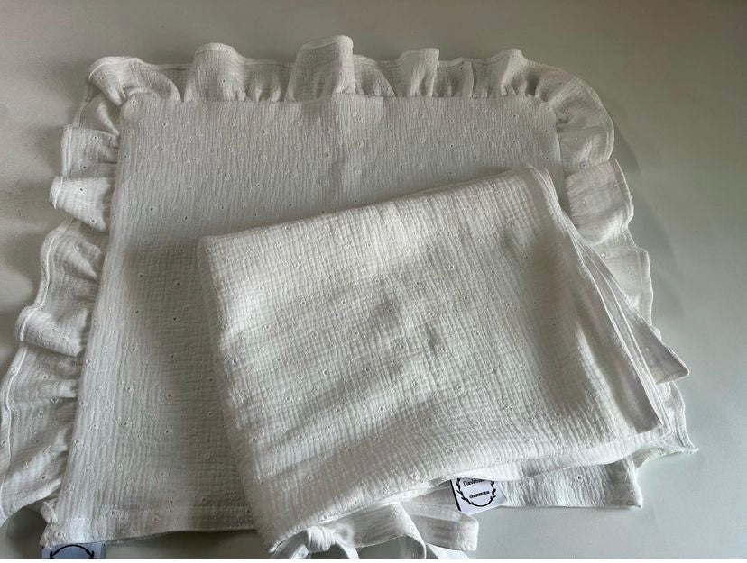 Sengetøj med pude med flæse på