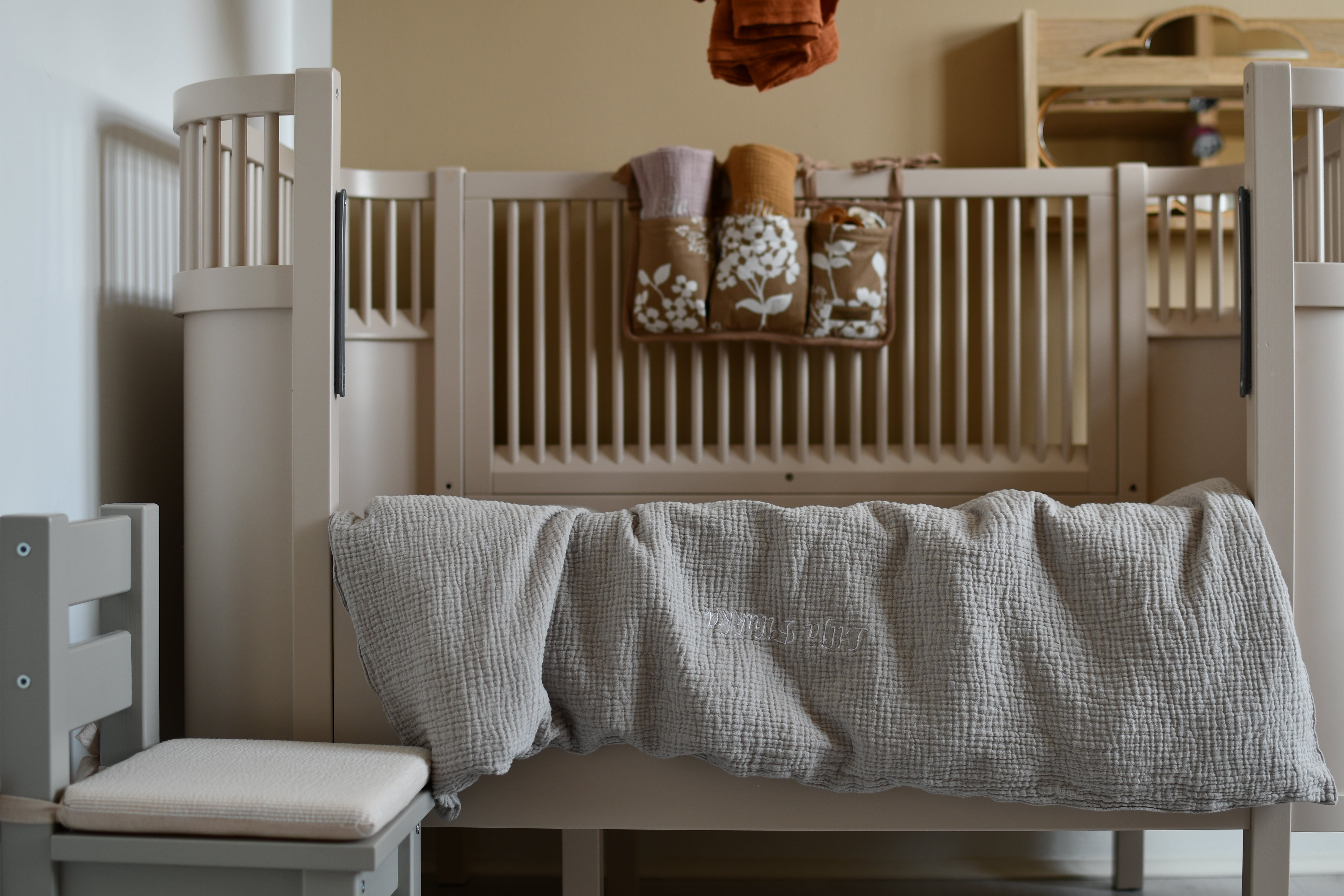 Sengetøj med broderet navn