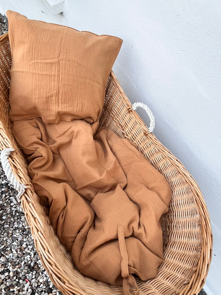 Sengetøj med broderet bogstav