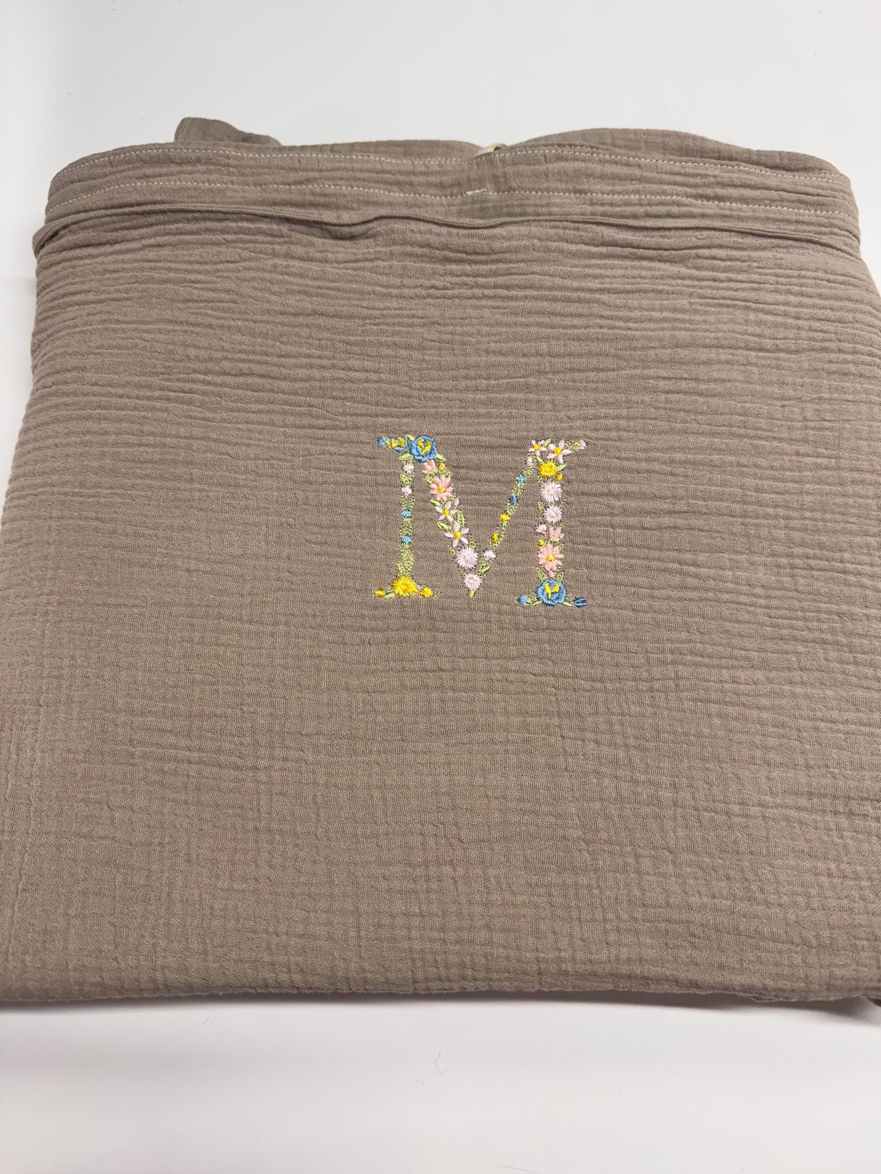 Sengetøj med broderet bogstav