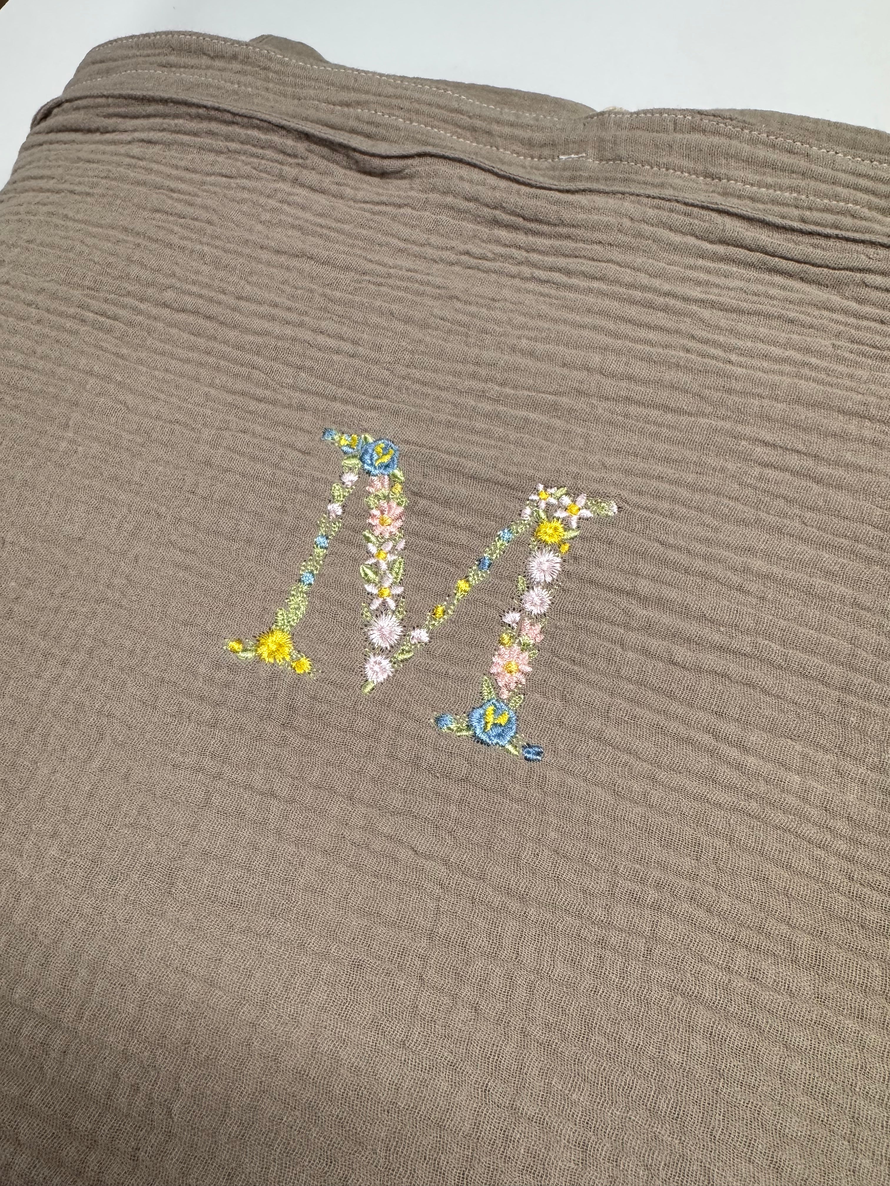 Sengetøj med broderet bogstav