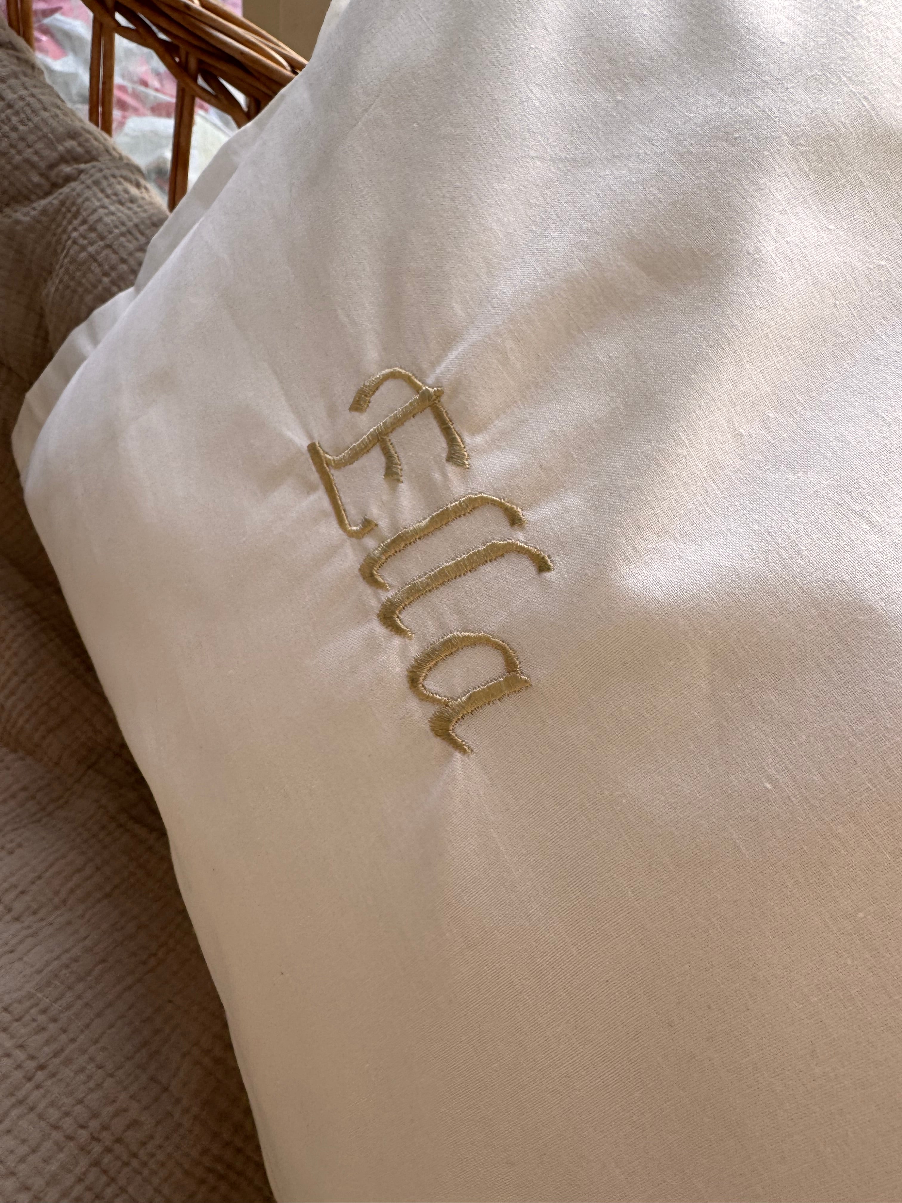 Pude betræk med broderet navn