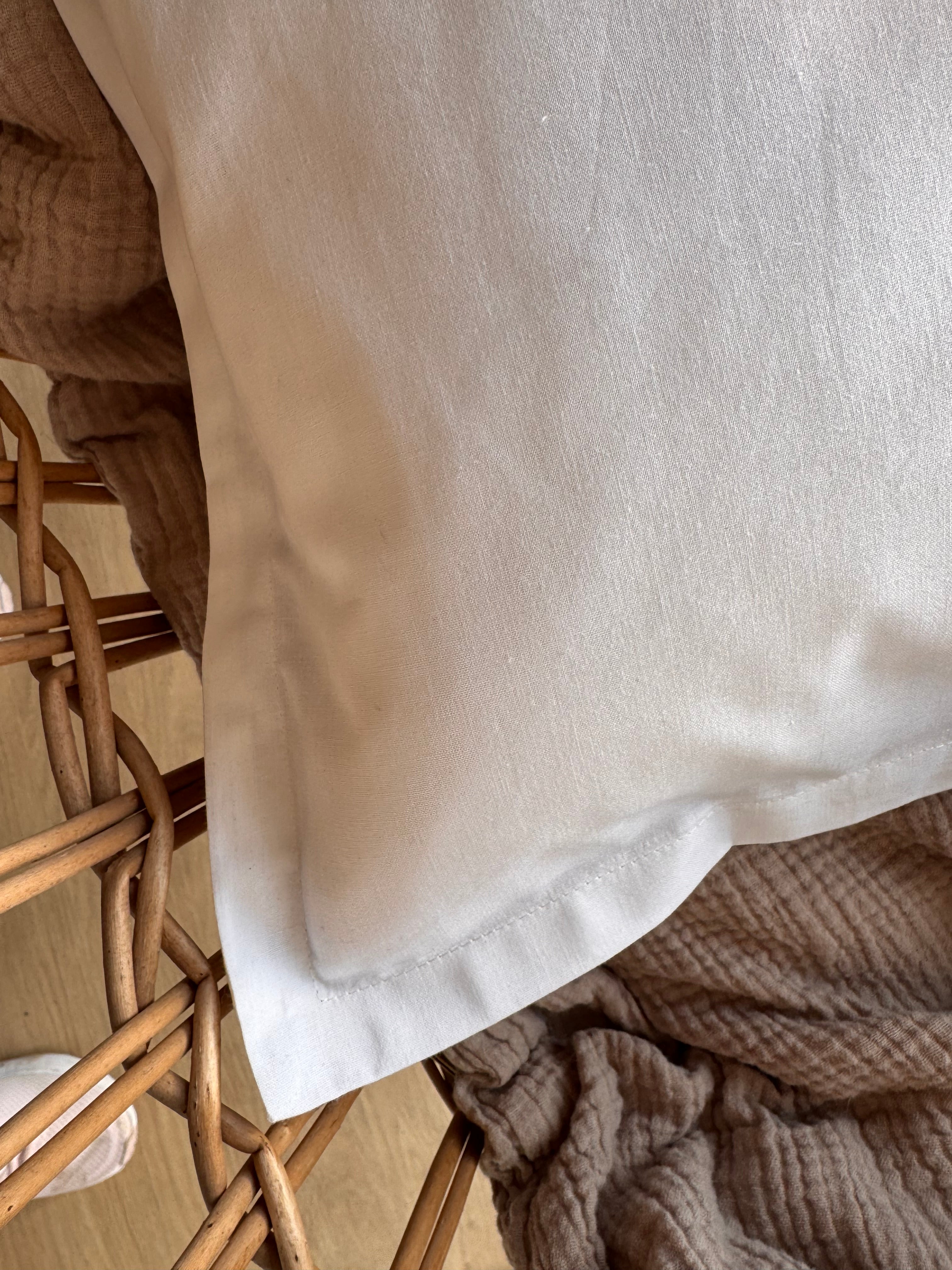 Pude betræk med broderet navn