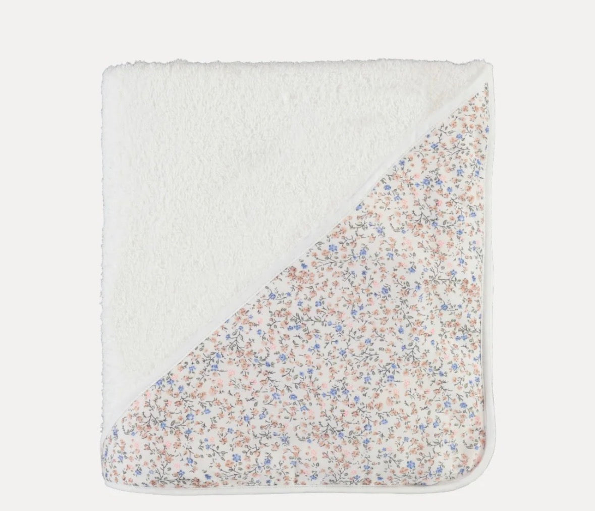 Håndklæde med broderet bogstav