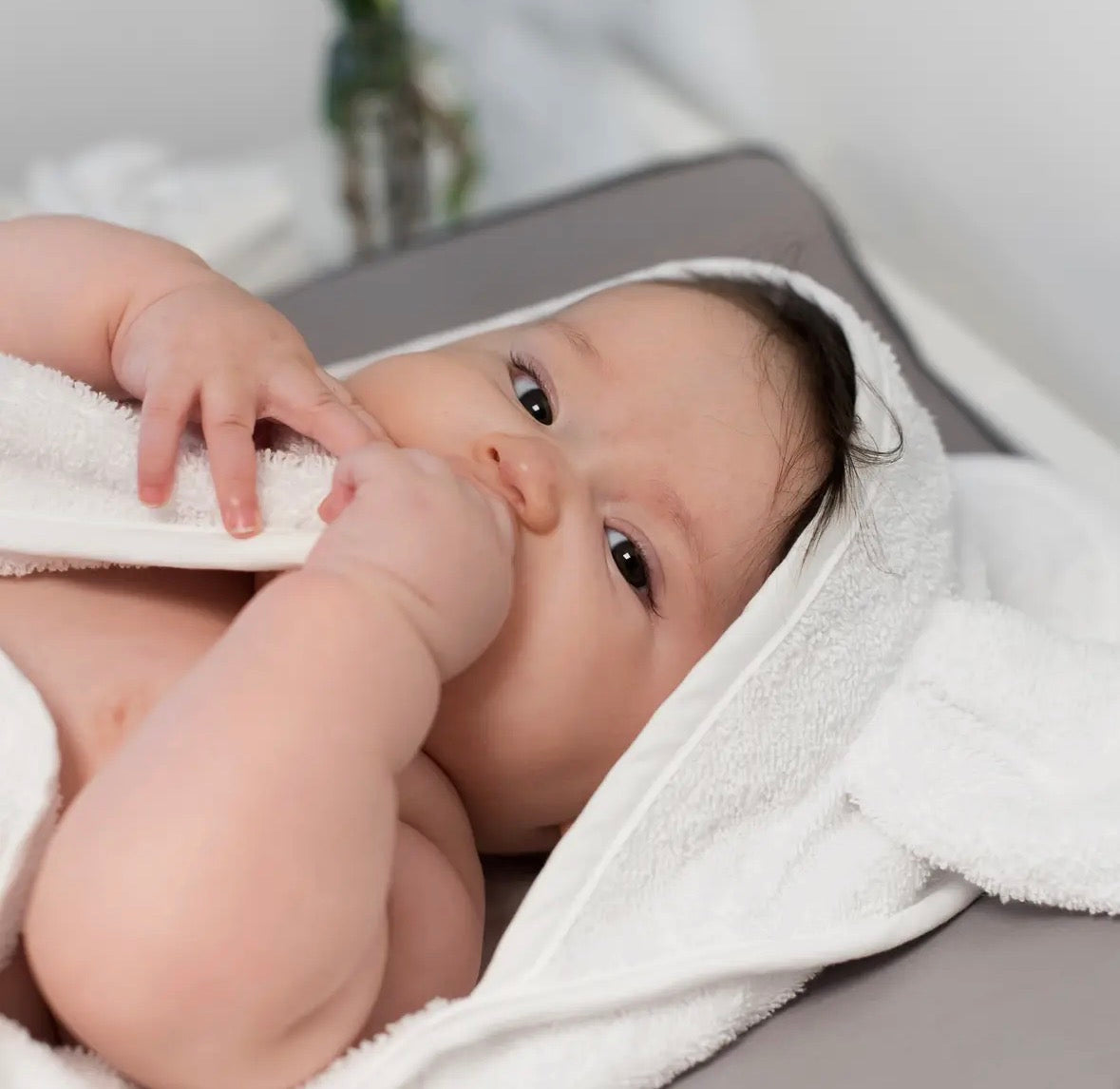 Håndklæde med broderet bogstav