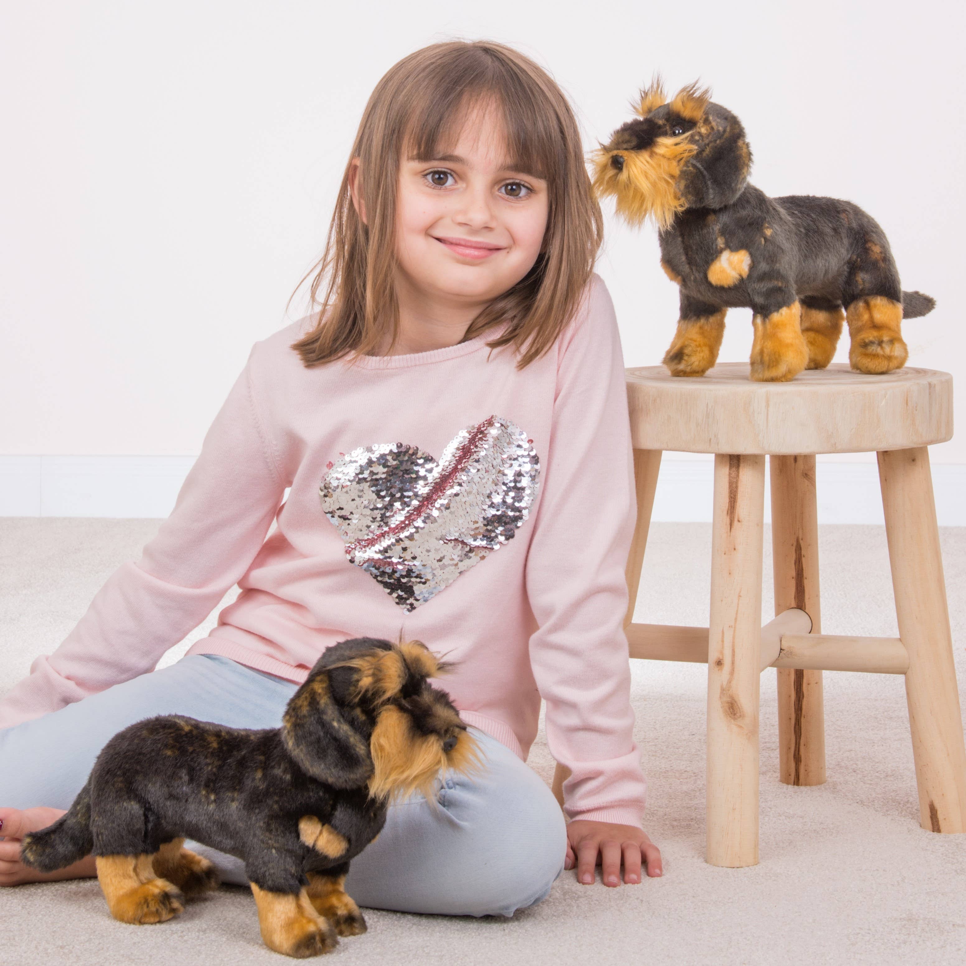 Korthåret gravhund stående 28 cm - bamse - blød legetøj