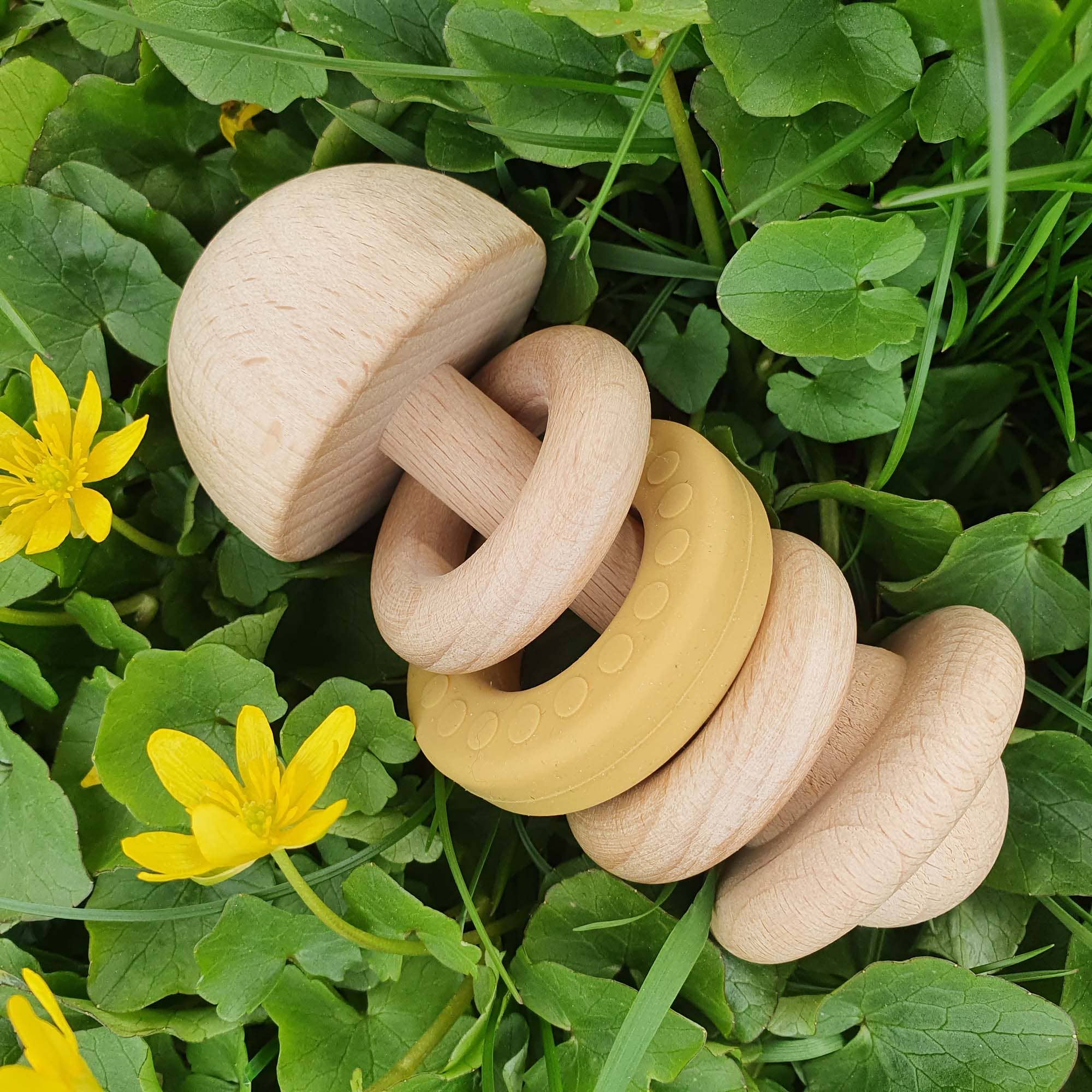 Baby rangle i træ med okkerfarvet silikonsring