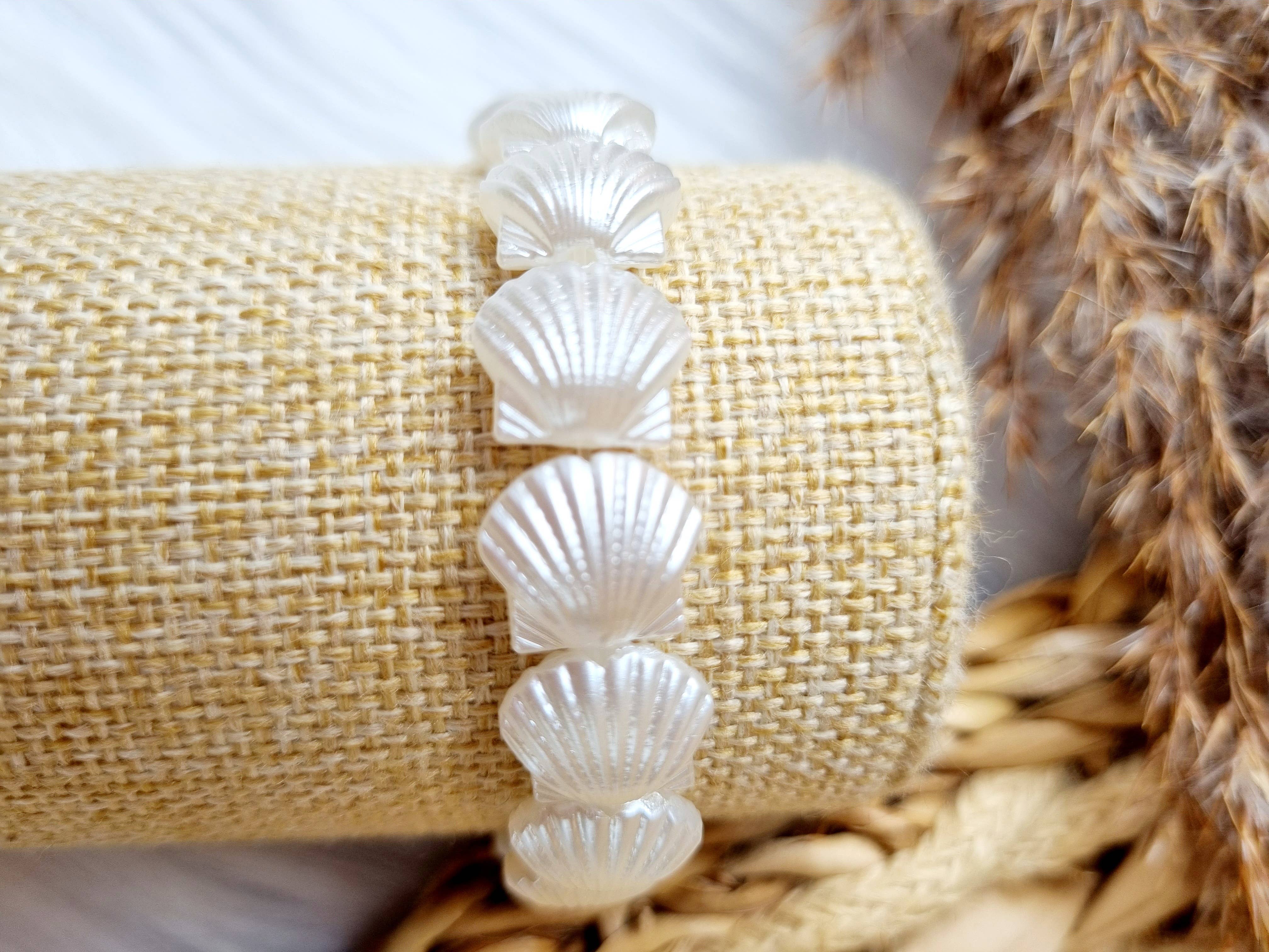 Børnearmbånd med skinnende muslingeskaller