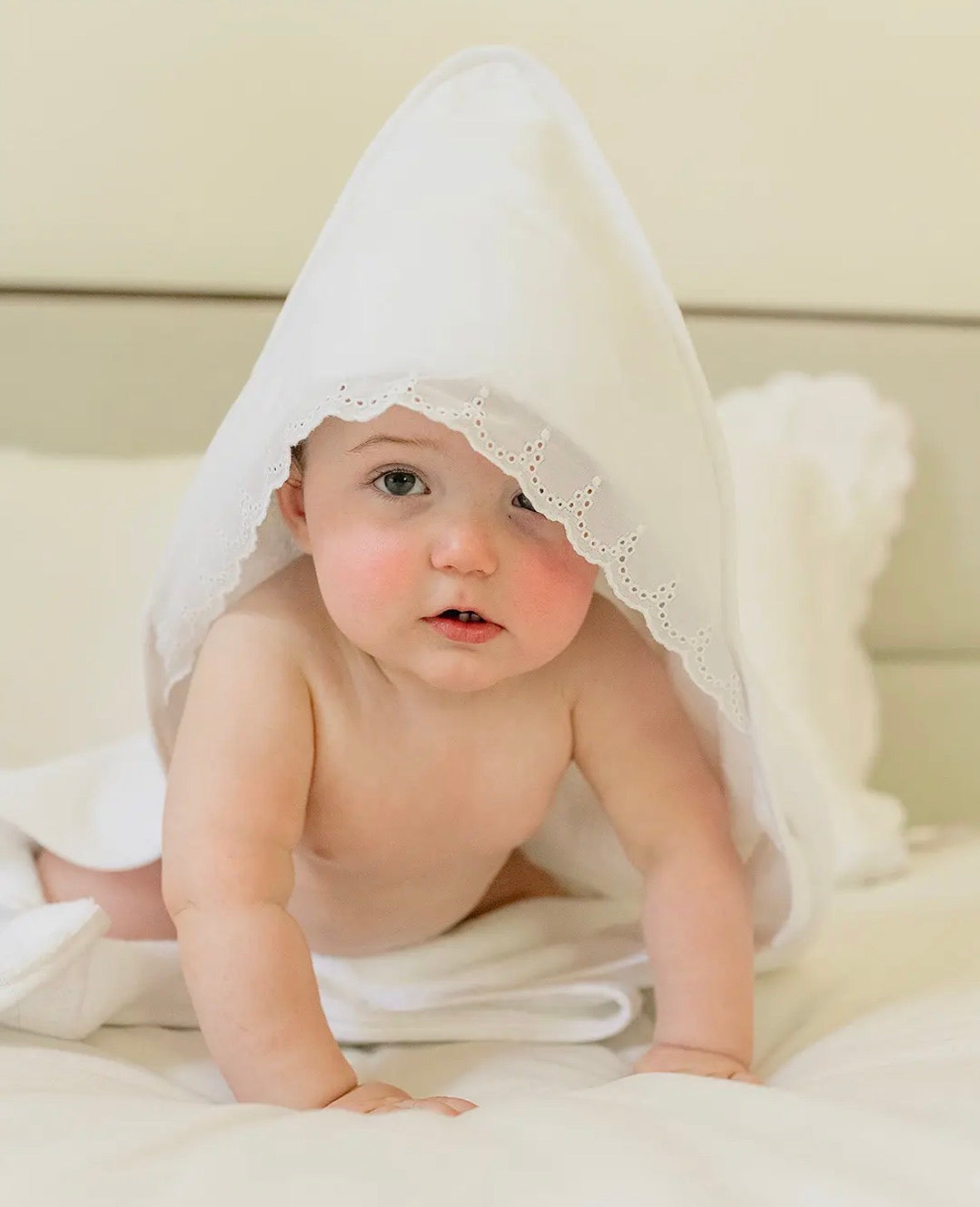 Håndklæde med broderet bogstav